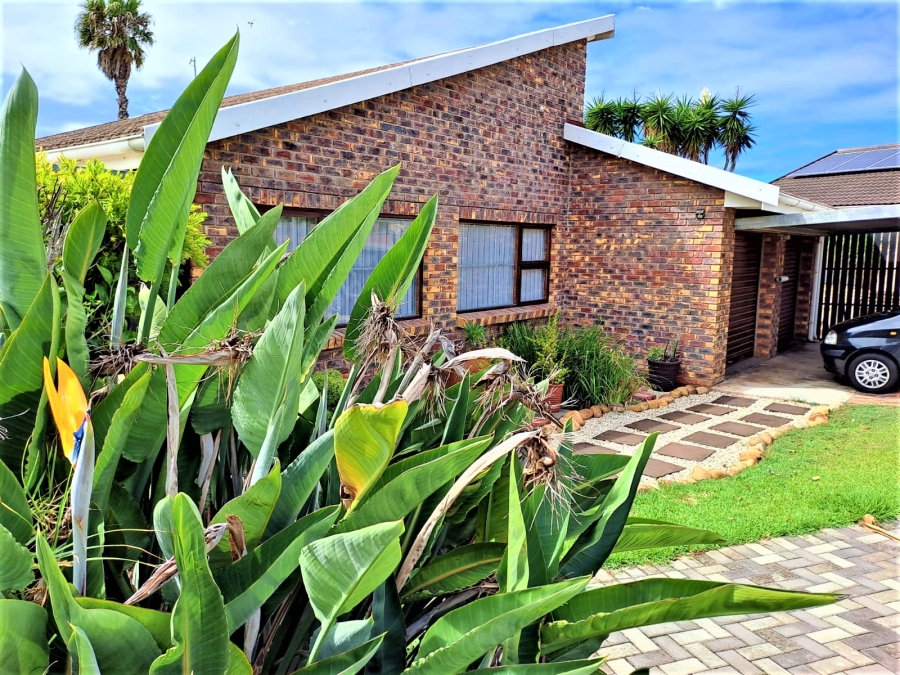 4 Bedroom Property for Sale in Wavecrest Eastern Cape